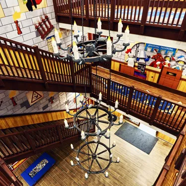 Udsigt fra anden sal ned på lobbyen i LEGOLAND Castle Hotel