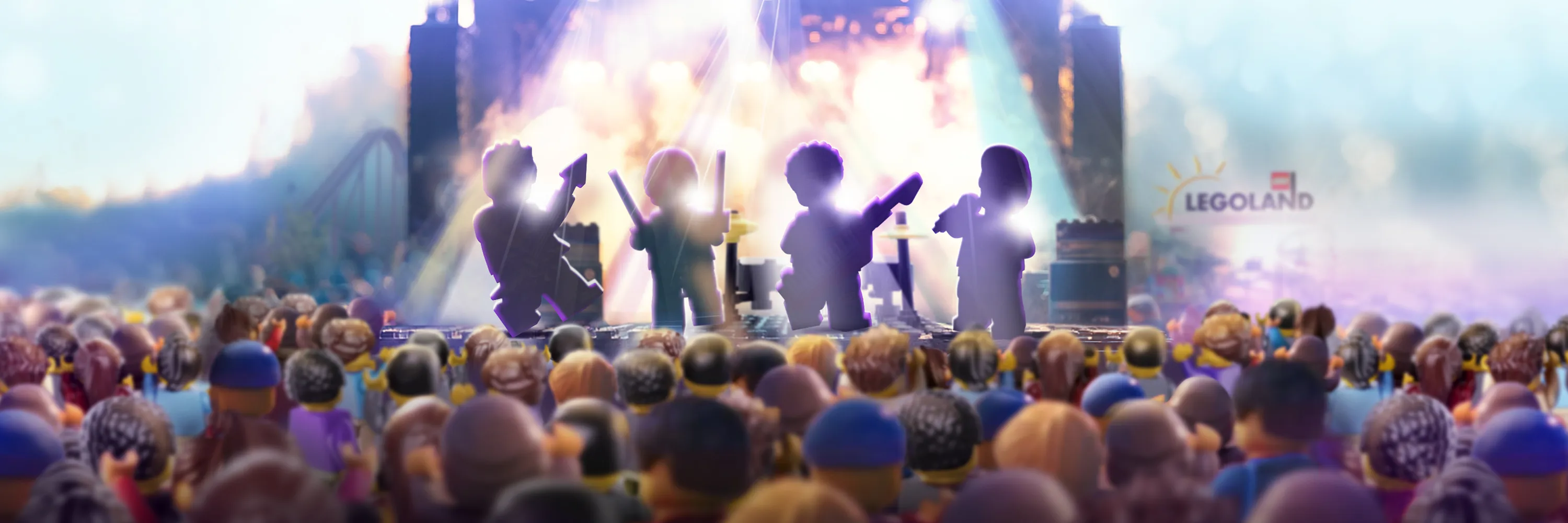 Vier unscharfe LEGO Rockstars auf einer beleuchteten Bühne vor dem Publikum beim LEGO Festival