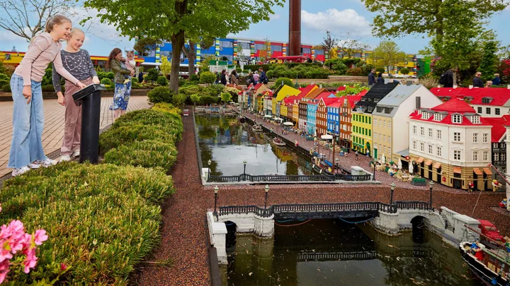2 Kinder freuen sich über das LEGOLAND® Billund Miniland